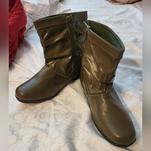 Beacon women's 8.5 olive Green leather ankle boots - Picture 2 of 15